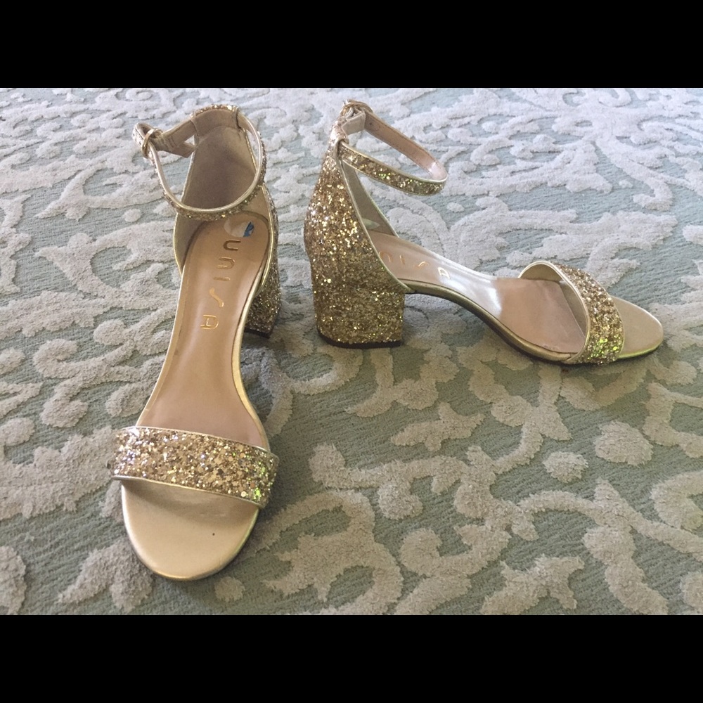 Glittery gold one inch heels✨✨✨